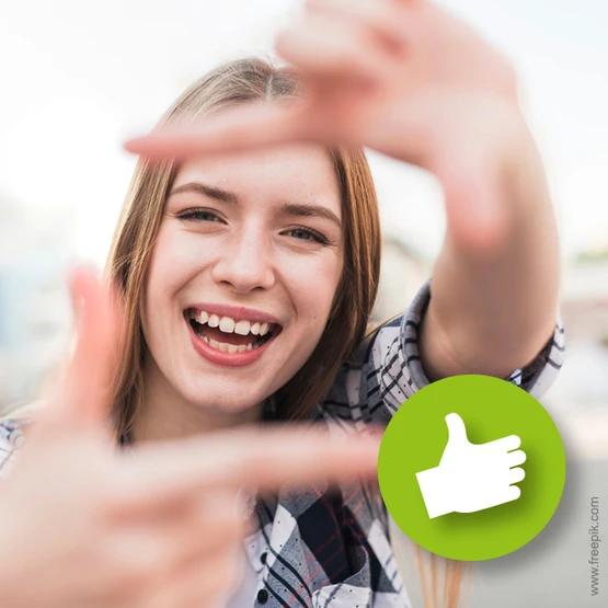 Frau mit Daumen nach oben